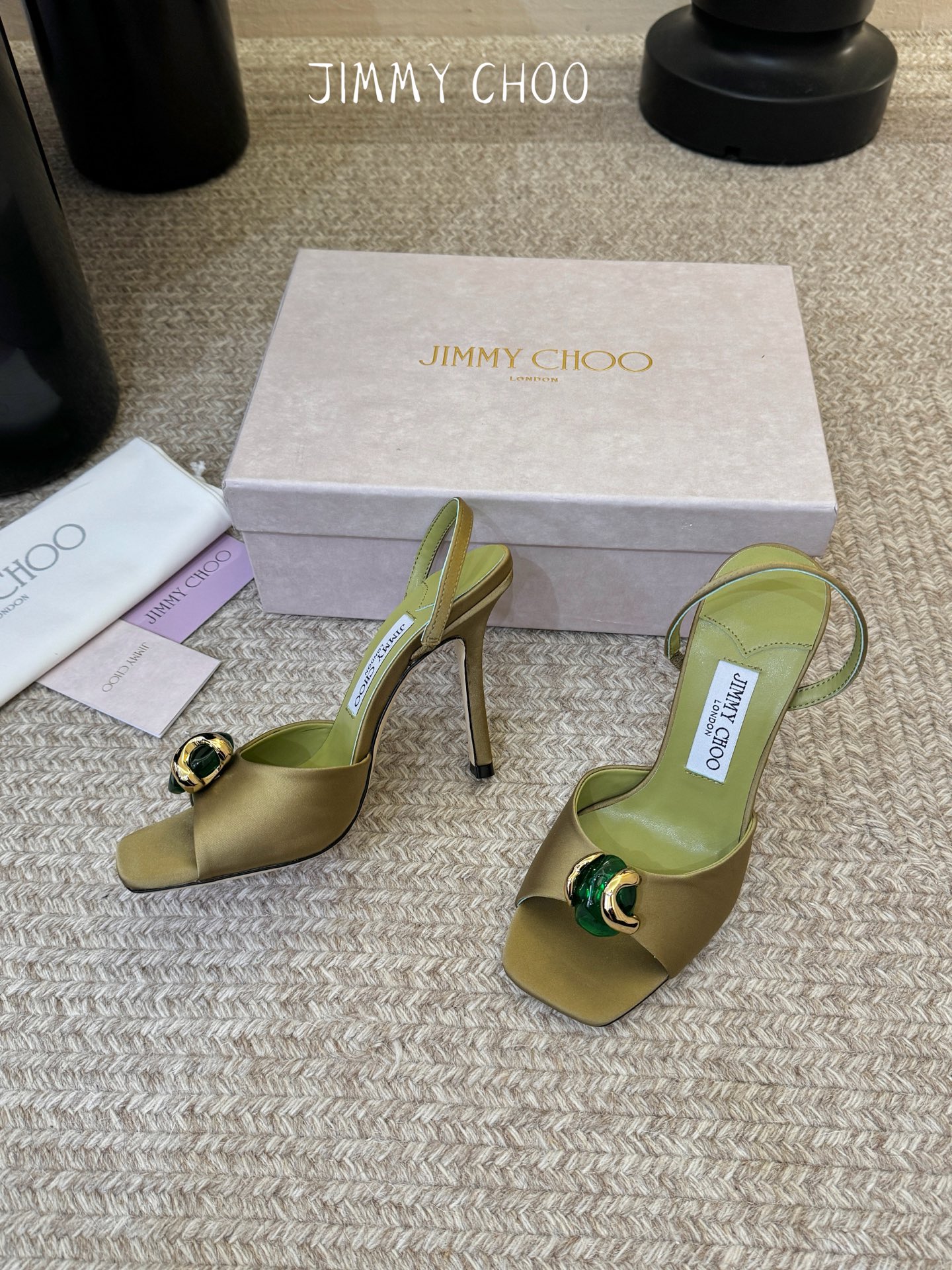 Jimmy Cho*夏日辣妹出街封神款，焦糖棕vs紫蘭花色，一双比一双懂夏天！走路零负担，夹趾设计自带随