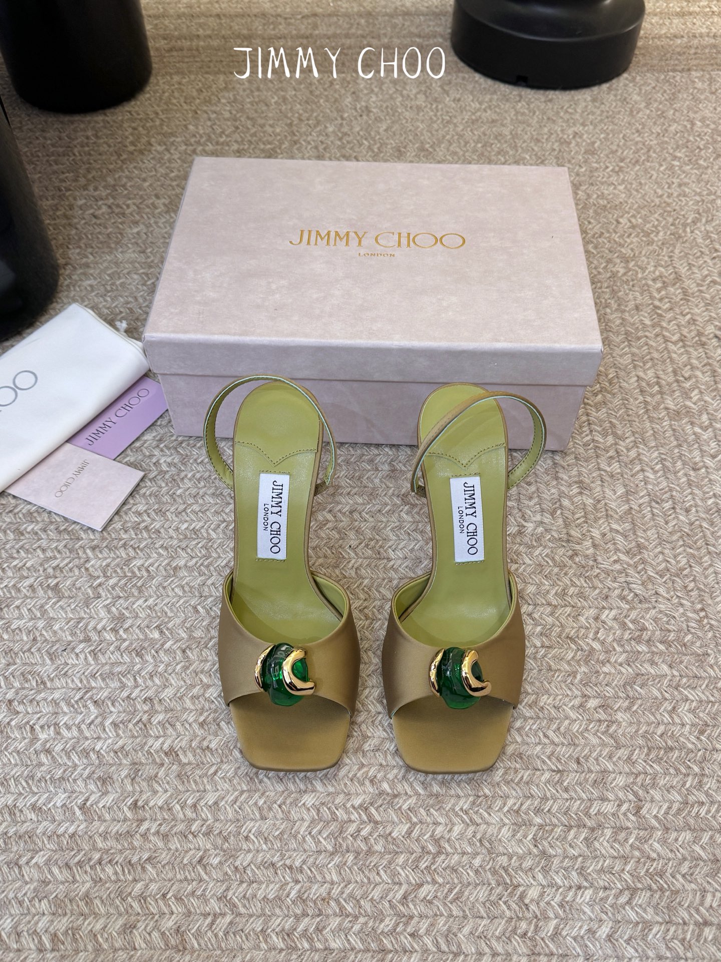 NO:884215,Jimmy Cho*'s hot summer hottie style, caramel brown vs purple orchid, one pair understands summer better than the other! There is zero burden when walking, the clip-toe design brings a casual sense of relaxation, and the dark amber resin gem jewelry embellishment is sweet and spicy! The suede leather has a soft texture, so it won't feel stuffy on your feet in summer. It has a luxurious filter when you step on the beach or in a cafe. The caramel brown is gentle and versatile, and the purple orchid color will brighten up the whole summer. It will instantly explode as soon as you put it on your feet! With suspenders, hot pants, and denim skirts, they are all great, any one of them is American hottie style, the number of heads will turn heads immediately, sizes 35-39, custom-made for 40 and above, high heels and sandals, jimmy choo, sandals, high heels, skirts, chamois leather19860909Jimmy Cho*夏日辣妹出街封神款,焦糖棕vs紫蘭花色,一双比一双懂夏天！走路零负担,夹趾设计自带随性松弛感,深琥珀色树脂宝石饰品点缀又甜又辣！麂皮质感软乎乎的,夏天上脚一点不闷脚,踩在沙滩、咖啡馆都自带贵气滤镜 焦糖棕温柔百搭,紫蘭花色直接点亮整个夏天,一上脚直接炸场！配吊带、热裤、牛仔裙都超绝,随便一套就是美式辣妹风,回头率直接爆表,尺码35-39,40以上定做,高跟鞋凉鞋,jimmy choo,sandals,high heels,skirts,chamois leather,Women's Shoes