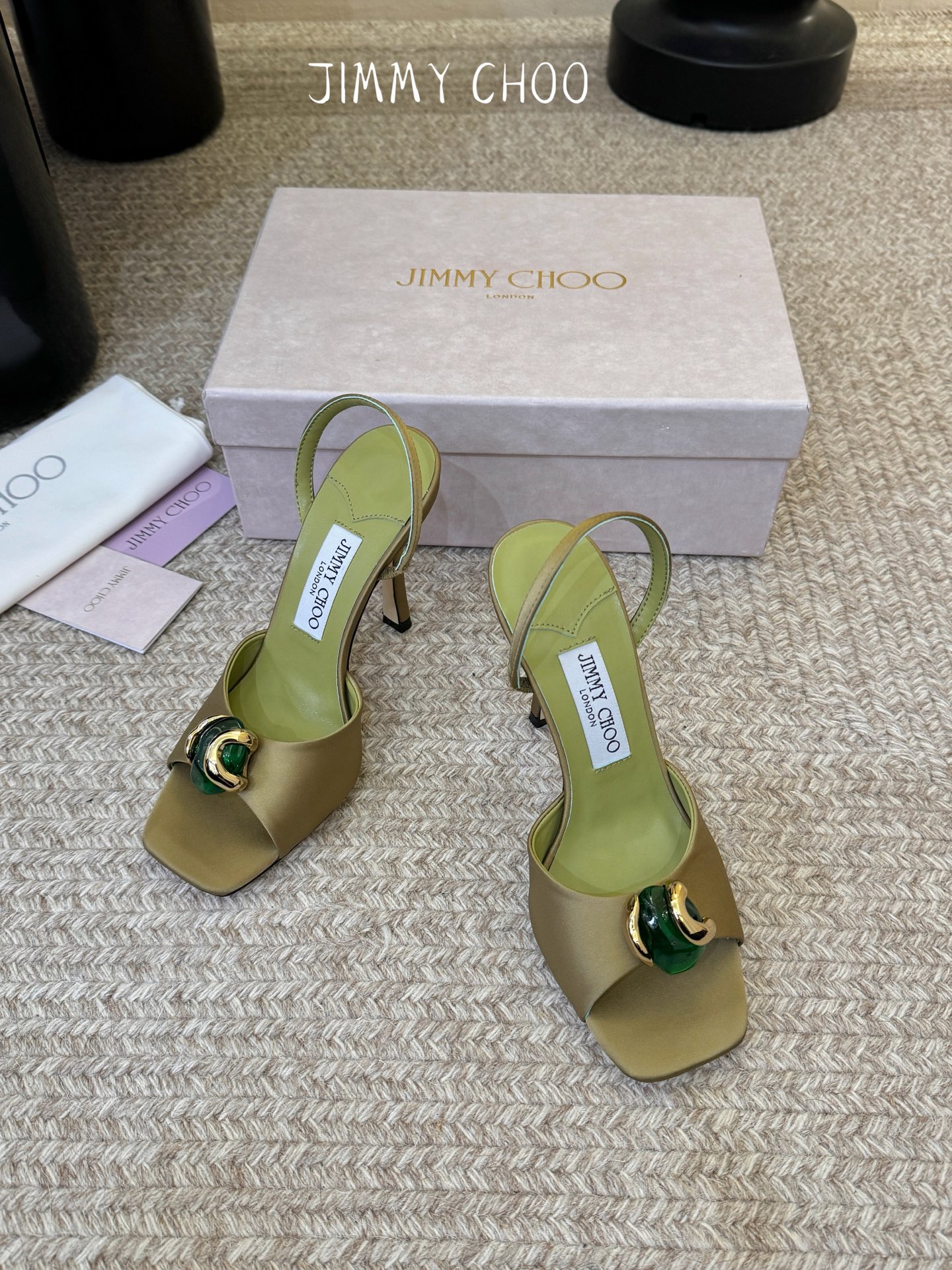 Jimmy Cho*夏日辣妹出街封神款，焦糖棕vs紫蘭花色，一双比一双懂夏天！走路零负担，夹趾设计自带随