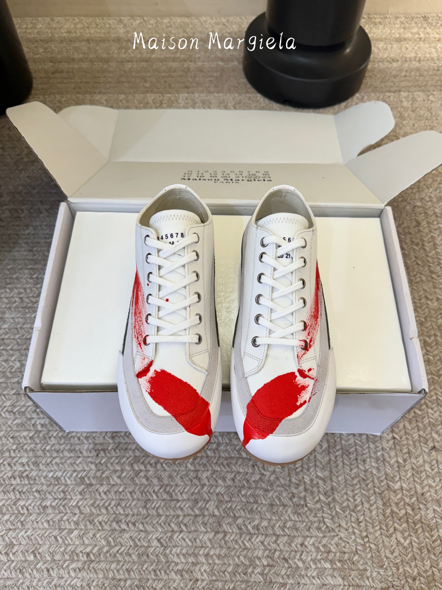 NO:889848,Maison Margiela graffiti Maison Margiela classic canvas shoes, simple design + high-quality canvas, gray rubber toe and sole, durable and comfortable!  The white stitching details are very recognizable, and the tongue and insole are printed with the brand logo, which is low-key and stylish. It can be easily controlled in daily casual and street style, and has a perfect sense of fashion. It is a must-have item for fashionistas!  Fabrics: cowhide suede cloth, lining cloth, foot pads cowhide, non-slip rubber outsole, size 35-40 for women, 40-45 for men, casual shoes/sports shoes, sneakers, cowhide, chamois leather19860909Maison Margiela涂鸦 Maison Margiela经典帆布鞋,简约设计+高品质帆布,灰色橡胶鞋头和鞋底,耐用又舒适！白色缝线细节超有辨识度,鞋舌和鞋垫印有品牌标志,低调又有态度.日常休闲、街头风都能轻松驾驭,时尚感满分,是潮人必备单品！面料牛皮麂皮布、内里布、垫脚牛皮、大底防滑橡胶,码数女35-40、男40-45、,休闲鞋/运动鞋,sneakers,cowhide,chamois leather,Women's Shoes