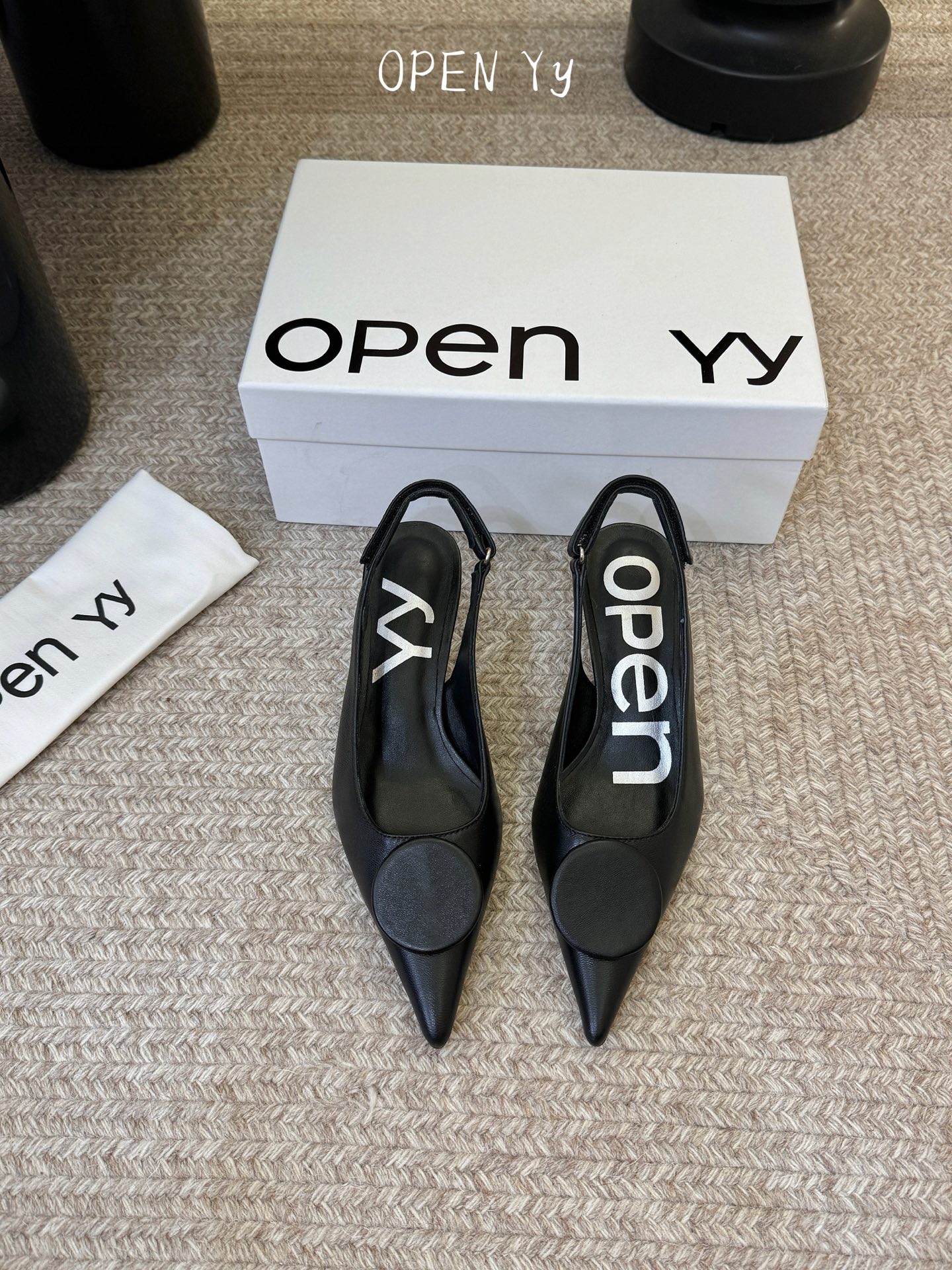 NO:884203,Open yy’s pair of kitten heels are both Hepburn’s elegance and Y2K’s rebelliousness. This design is amazing!  It can be salty or sweet, a mix of sweet and cool styles!  Wear it with suit pants = a great heroine in the workplace, wear it with a denim skirt = American retro, wear it with a lace suspender = a dinner killer, in one word, perfect!  !  !  Imported sheepskin upper, water-dyed sheepskin lining, Italian genuine leather sole, original painted streamlined cat heel, size 35-39, three colors, sandals, sandals, skirts, business suit, sheepskin19860909Open yy这双猫跟鞋同时拥有赫本优雅Y2K叛逆 这个设计太绝了！可盐可甜,甜酷风混搭！配西装裤=职场大女主,配牛仔短裙=美式复古,配蕾丝吊带=晚宴杀手,一个字绝！！！鞋面进口羊皮,内里水染绵羊皮,意大利真皮底,原版烤漆流线型猫跟,尺码35-39 ,三色,凉鞋,sandals,skirts,business suit,sheepskin,Women's Shoes