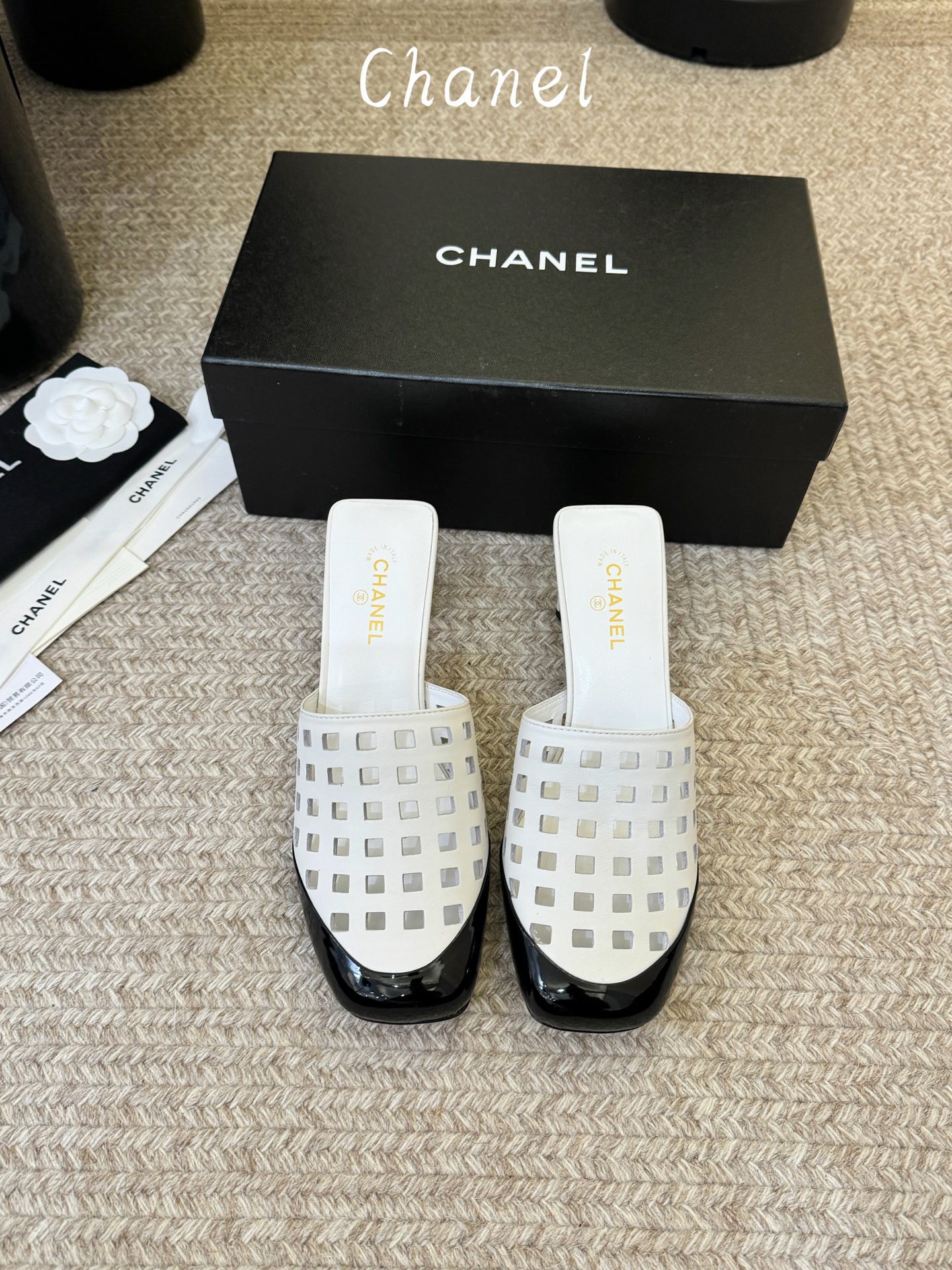 NO:885987,Chane*26SS new early spring square-toe slippers put the elegance of Chane under your feet. The iconic double C buckle + thick heel design is neat and noble. The delicate leather wraps the feet, making walking steady but not tiring. The white is clean, the black is cool, the milk tea color is gentle, the burgundy is retro, and the light blue is fresh. Whether it is a commuter suit, a skirt or a holiday dress, you can wear it with one click to create an effortless sense of luxury and a summer workplace atmosphere, starting with this pair of sandals.  Casual and lazy when going out on the street every day, and refined and decent when going on dates. It is a versatile style that can be worn for several years. The more you look at it, the more it tastes. Sheepskin upper, sheepskin lining, genuine leather outsole, sizes 35-41 (customized sizes 40 and 41 are non-refundable), half-slip heels, chanel, high heels, slippers, skirts, business suits, sheepskin, Leather soles19860909Chane*26SS早春新款方头拖鞋 把香*儿的优雅踩在脚下,标志性双C扣饰+粗跟设计,利落又显贵,细腻皮质包裹脚面,走路稳而不累,白的干净、黑的酷飒、奶茶色温柔、酒红复古、浅蓝清新.不管是通勤西装、半身裙还是度假连衣裙,都能一键穿出毫不费力的高级感,夏日职场氛围感,从这双凉拖开始. 日常出街随性慵懒,约会赴宴精致得体,是能穿好几年的百搭款,越看越有味道. 鞋面羊皮 内里羊皮 大底真皮大底 size35-41码（40、41码定制不退换）,半拖高跟鞋,chanel,high heels,slippers,skirts,business suit,sheepskin,Leather soles,Women's Shoes