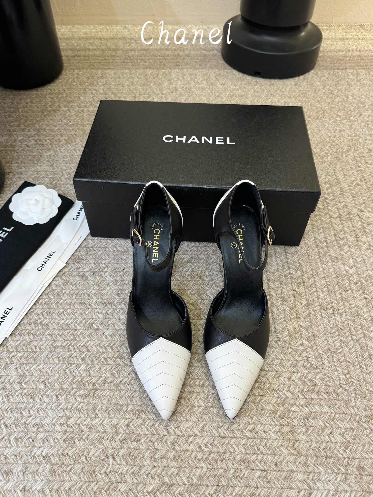 NO:885976,Chane*26ss new summer color-blocked pointed toe high-heeled sandals are color-blocked T-strap high-heeled sandals with an elegant retro feel. The neat pointed-toe cut is matched with a classic black and white color-blocked toe box. The T-strap design and ankle buckle give it a refined and retro atmosphere. It can be easily adapted to daily wear of dresses or skirts. It can be worn with straight pants for a retro intellectual style, and it can also be used in commuting clothes to create a smart and neat look.  Sheepskin upper, sheepskin lining, leather outsole, size 35-41 (customized sizes 40 and 41 are not returnable), high heels and sandals, chanel, sandals, high heels, skirts, sheepskin, Leather soles19860909Chane*26ss夏季新款拼色尖头高跟凉鞋 自带优雅复古感的拼色T字带高跟凉鞋,利落的尖头剪裁搭配经典的黑白拼色鞋头,T字带设计加上脚踝搭扣,自带精致又复古的氛围感,不挑风格也不挑搭配. 日常穿连衣裙或半身裙都能轻松适配,搭配直筒裤更能穿出复古知性风,也能驾驭通勤装打造干练利落的穿搭感. 鞋面羊皮 内里羊皮 大底真皮大底 size35-41码（40、41码定制不退换）,高跟鞋凉鞋,chanel,sandals,high heels,skirts,sheepskin,Leather soles,Women's Shoes