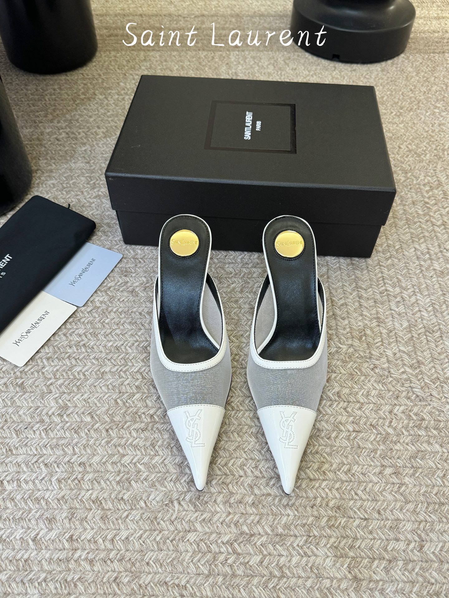 NO:885966,Saint Lauren*YSL's new summer style pointed-toe mesh high-heeled sandals. The neat pointed-toe lines bring a retro and elegant aura. The classic black and white color scheme is calm and atmospheric, while the bright yellow contrasting color is bright and eye-catching. Both styles can easily adapt to your daily wear.  The thin strap back strap design can not only firmly fix the shoe body, but also visually lengthen the ankle line, modifying the slender and skinny foot shape. The pointed toe naturally extends the leg proportions, and is matched with a delicate stiletto heel. It has a swaying femininity when walking, which can be held for commuting and dating. Patent leather upper/mesh lining Sheepskin outsole genuine leather outsole size 35-40 (40 size customization is non-returnable), half-slip high heels, saint laurent, saint  laurent,high heels,sheepskin,leather soles19860909Saint Lauren*YSL夏季新款尖头网纱高跟凉拖 利落尖头线条自带复古优雅气场.经典黑白配色沉稳大气,明黄撞色明媚吸睛,两种风格都能轻松适配你的日常穿搭. 细带后绊带设计既能牢牢固定鞋身,又能在视觉上拉长脚踝线条,修饰出纤细骨感的脚型.尖头鞋头自然延伸腿部比例,搭配精致细跟,走路时自带摇曳生姿的女人味,通勤约会都能hold住. 鞋面漆皮/网布 内里羊皮 大底真皮大底 size35-40码（40码定制不退换）,半拖高跟鞋,saint laurent,saint laurent,high heels,sheepskin,Leather soles,Women's Shoes
