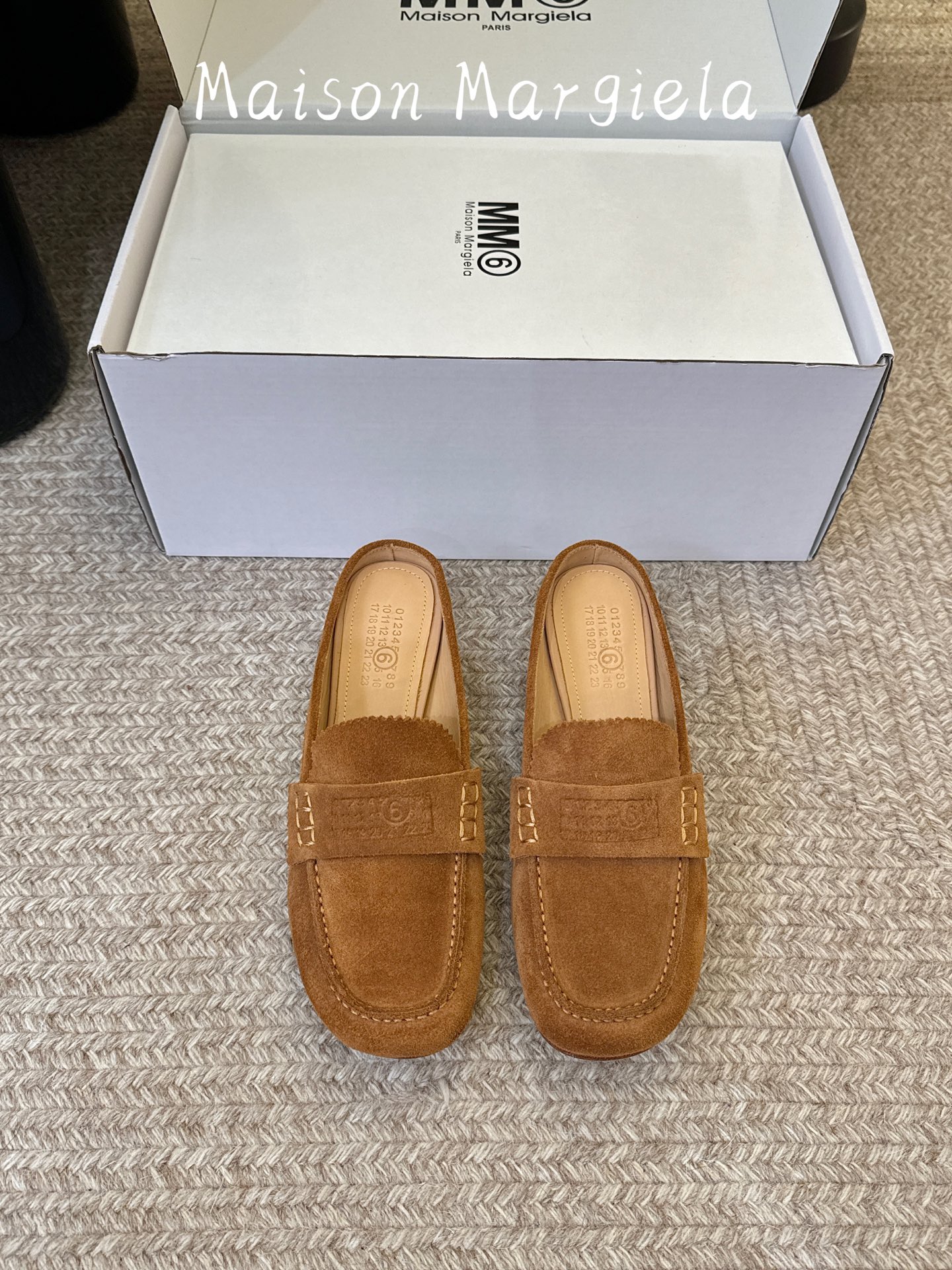 NO:887375,Maison Margiel*26ss summer new retro mid-heeled loafers Mule slippers Retro Loaf Mule slippers with a relaxed and minimalist atmosphere, round-toe loafers with a heelless half drag design, sawtooth lace embellishment at the shoe opening, and embossed logo on the upper to increase recognition. The heelless structure can be put on and taken off in one step, and can be adapted to various foot types.  Suitable for all colors in the wardrobe regardless of skin color, taking into account artistic appearance and practical wear in all seasons. If you want a pair of lazy commuter shoes that have a lazy retro atmosphere and are versatile and durable, this retro heelless Loft Mule slip series is an all-purpose item that your shoe cabinet needs. Upper cowhide/Niujing cowhide lining leather outsole size 35-41 (customized sizes 40 and 41 are not returnable)  Heel height 3.5cm, half drag, loafers, cowhide, Leather soles19860909Maison Margiel*26ss夏季新款复古中跟乐福鞋穆勒拖 自带松弛极简氛围感的复古乐福穆勒拖,圆润圆头乐福鞋型搭配无后跟半拖设计,鞋口锯齿花边点缀,鞋面压印标识增添辨识度,无后跟结构穿脱一步到位,各种脚型都能适配. 适配衣柜里各类色系穿搭不挑肤色,兼顾文艺颜值与四季实穿性,想要一双兼顾慵懒复古氛围感、百搭耐穿的懒人通勤单鞋,这款复古无后跟乐福穆勒拖系列是鞋柜刚需万能单品. 鞋面牛皮/牛京 内里牛皮 大底真皮大底 size35-41码（40、41码定制不退换） 跟高3.5cm,半拖,loafers,cowhide,Leather soles,Women's Shoes