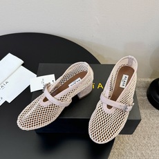 ALAÏ*26ss夏季新款网面夹趾凉鞋ALAÏA 网面夹趾凉鞋,以品牌标志性的网面设计为核心亮点,将利落 ALAÏ*26ss夏季新款网面夹趾凉鞋ALAÏA 网面夹趾凉鞋,以品牌标志性的网面设计为核心亮点,将利落