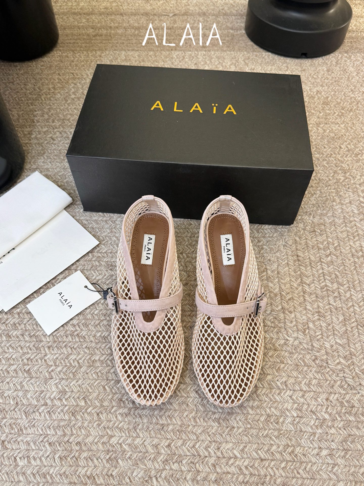 ALAÏ*26ss夏季新款网面夹趾凉鞋ALAÏA 网面夹趾凉鞋，以品牌标志性的网面设计为核心亮点，将利落