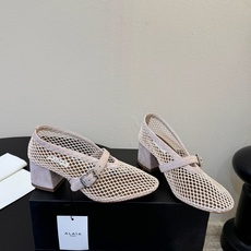 ALAÏ*26ss夏季新款网面夹趾凉鞋ALAÏA 网面夹趾凉鞋,以品牌标志性的网面设计为核心亮点,将利落 ALAÏ*26ss夏季新款网面夹趾凉鞋ALAÏA 网面夹趾凉鞋,以品牌标志性的网面设计为核心亮点,将利落