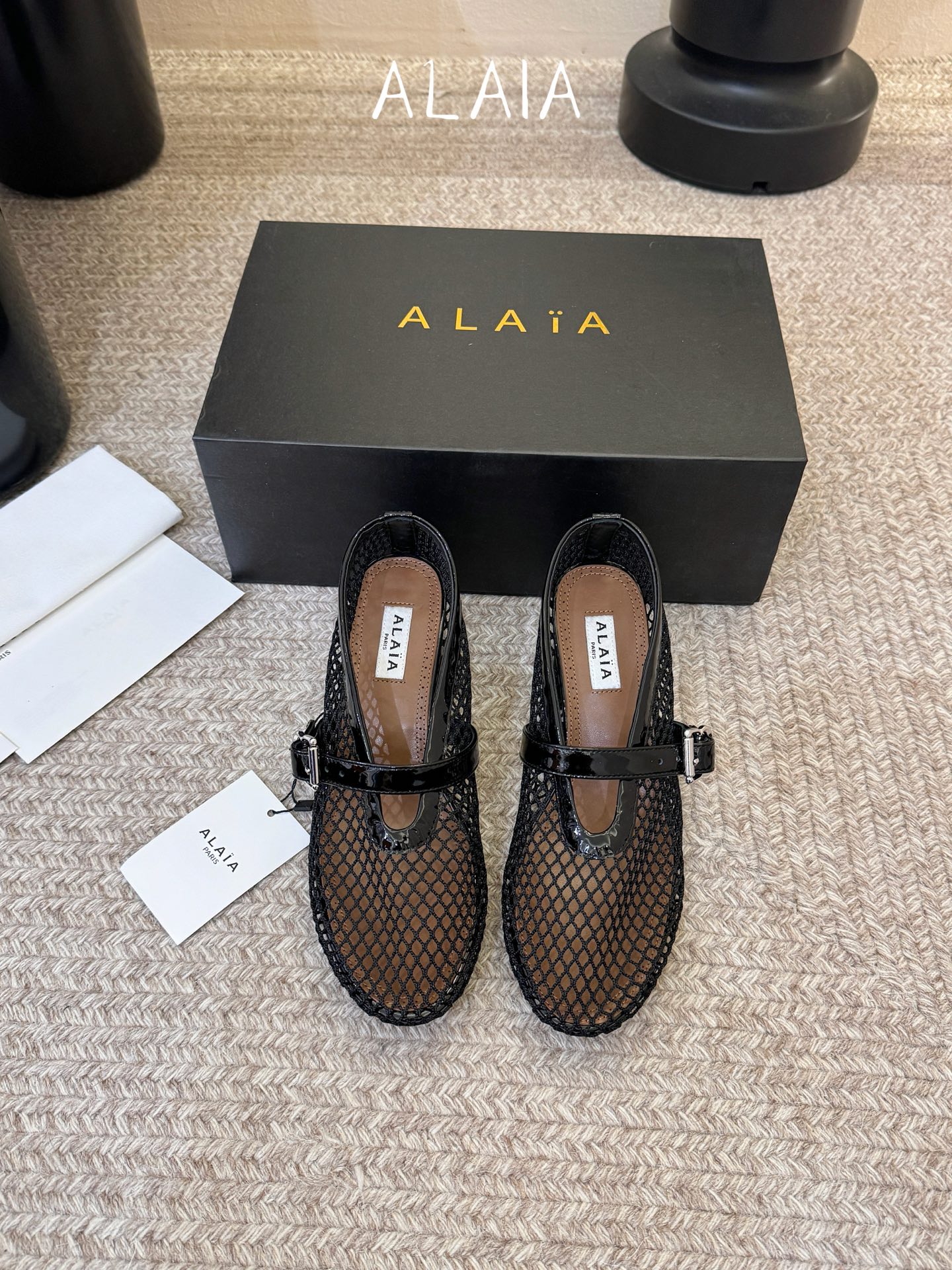 NO:887356,ALA*26ss new summer mesh thong sandals ALAA mesh thong sandals, with the brand's iconic mesh design as the core highlight, cleverly integrate clean lines and breathable texture, interpreting a French style that is both cool and feminine. Whether paired with simple denim items, drapey wide-leg pants, or neat summer skirts, they can be easily adapted, injecting a neat and fashionable atmosphere into daily wear, and adapting to a variety of scene needs. Upper Yangjing/Net  Outsole original molded outsole size 35-41 (customized sizes 40 and 41 are not returnable), single shoes, sandals, skirts, sheep19860909ALA*26ss夏季新款网面夹趾凉鞋 ALAA 网面夹趾凉鞋,以品牌标志性的网面设计为核心亮点,将利落线条与透气质感巧妙融合,演绎出兼具酷感与柔美的法式风格. 无论是搭配简约牛仔单品、垂坠感阔腿裤,还是利落的夏日裙装,都能轻松适配,为日常穿搭注入利落又时髦的氛围,适配多种场景需求. 鞋面羊京/网 大底原版开模大底 size35-41码（40、41码定制不退换）,单鞋,sandals,skirts,sheep,Women's Shoes