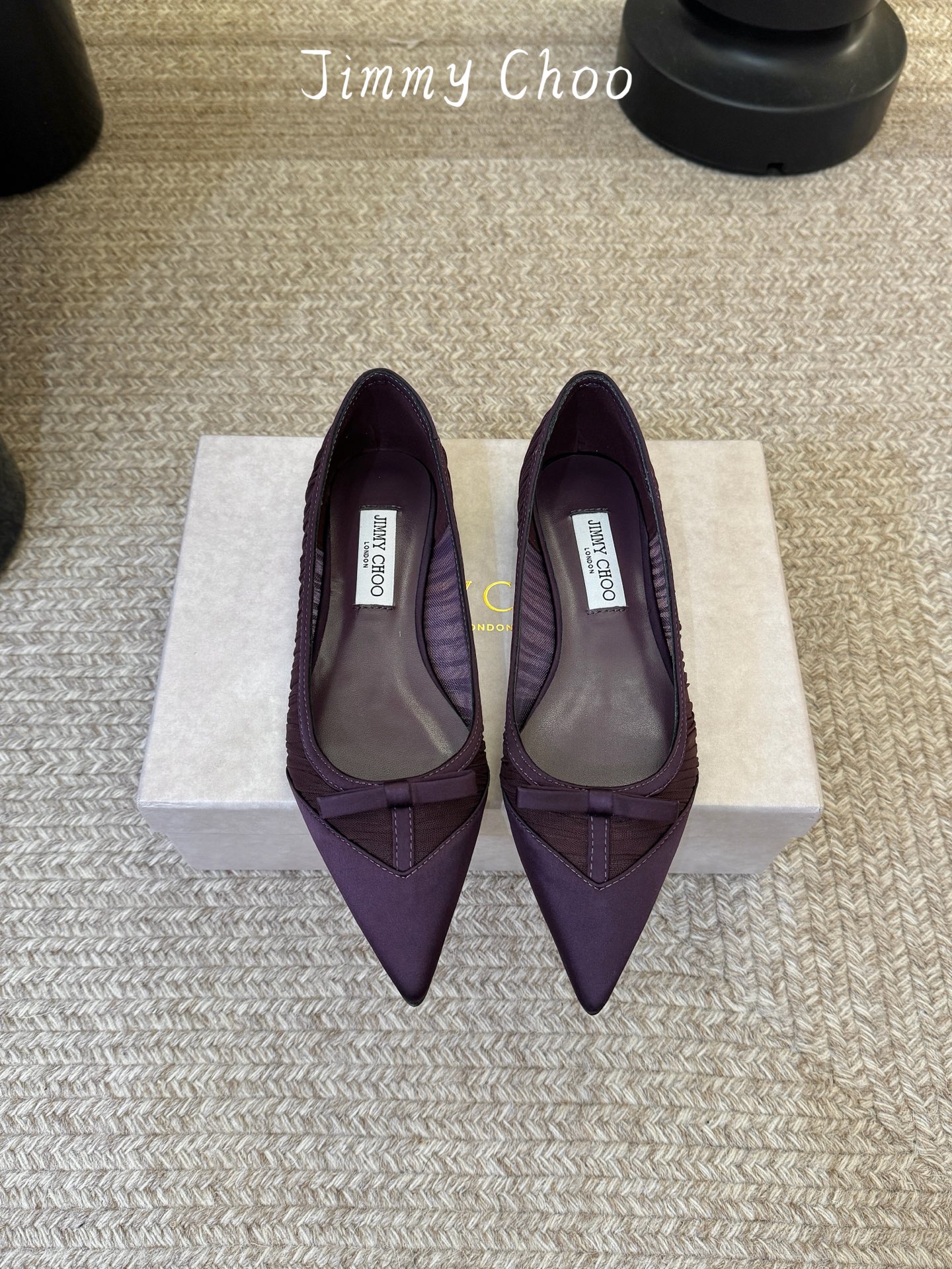NO:887366,Jimmy Cho* 26SS new spring and summer pleated mesh bow point-toe shoes. The classic point-toe shoe shape has the effect of elongating the leg shape. The combination of pleated mesh + bow knot instantly adds a sense of sophistication, perfectly interpreting Jimmy Choo's light luxury and romance. The shoe body has smooth and neat lines, and the pointed toe design perfectly modifies the foot shape. It can be easily controlled by wide feet and fleshy feet. The upper foot becomes slender and delicate in seconds, showing a unique effect of lengthening the legs.  It is a timeless and elegant shoe in your shoe cabinet. It is suitable for commuting, dating and formal occasions. You can’t go wrong when wearing it with your eyes closed!  Satin/mesh upper, sheepskin lining, leather outsole, sizes 35-42 (customized sizes 40, 41, 42 are non-returnable), single shoes, jimmy choo, sheepskin, silk fabric, Leather soles19860909Jimmy Cho* 26SS春夏新款褶皱网纱蝴蝶结尖头单鞋 经典尖头鞋型自带拉长腿型的效果,褶皱网纱+蝴蝶结的组合,瞬间把精致感拉满,完美诠释Jimmy Choo 的轻奢浪漫.鞋身线条流畅利落,尖头设计完美修饰脚型,宽脚、肉脚都能轻松驾驭,上脚秒变纤细秀气的脚型,显腿长效果一绝. 是鞋柜里永不过时的气质神鞋,通勤、约会、正式场合全场景适配,闭眼入都不会出错！ 鞋面绸缎/网纱 内里羊皮 大底真皮大底 size35-42码（40、41、42码定制不退换）,单鞋,jimmy choo,sheepskin,silk fabric,Leather soles,Women's Shoes