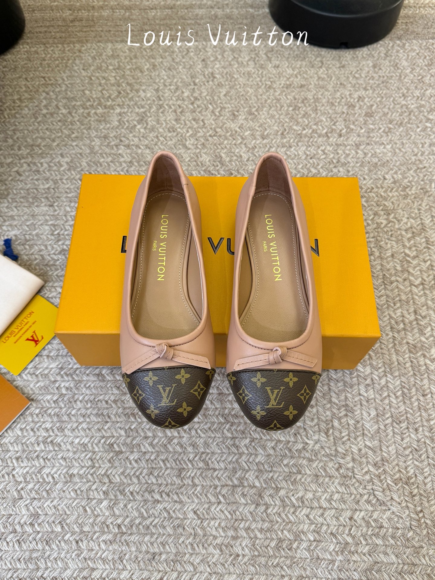 NO:889864,L*V Lujia’s classic embossed bow, ballet slippers and sandals, Xiaohongshu’s super popular classic, classic presbyopic design, fresh and playful, very easy to wear, versatile and eye-catching, generous and versatile, reducing age and not childish, classic style that can be worn for years and not going out of style. The fabric is made of cowhide stitched with presbyopia. The lining is tiptoe mixed sheepskin. Italian imported cowhide outsole zesi35-39 (34  40/41/42),ballet shoes,louis vuitton,louis vuitton,sandals,cowhide,sheepskin19860909L*V驴家经典压花蝴蝶结 芭蕾舞鞋凉鞋 小红书超级爆款经典 经典老花设计 清新俏皮 穿搭率极高 百搭又吸睛 大方又百搭 减龄不幼稚 可以穿好几年都不过时的经典款 面料采用牛皮拼接老花 内里踮脚混种羊皮 意大利进口牛皮大底 zesi35-39（34 40/41/42）,芭蕾舞鞋,louis vuitton,louis vuitton,sandals,cowhide,sheepskin,Women's Shoes