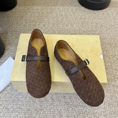 The Row 26春夏新款极简单鞋!据说这是本年度最美丽的玛丽珍凉鞋,法式优雅气质在线、高级又时髦,可 The Row 26春夏新款极简单鞋!据说这是本年度最美丽的玛丽珍凉鞋,法式优雅气质在线、高级又时髦,可