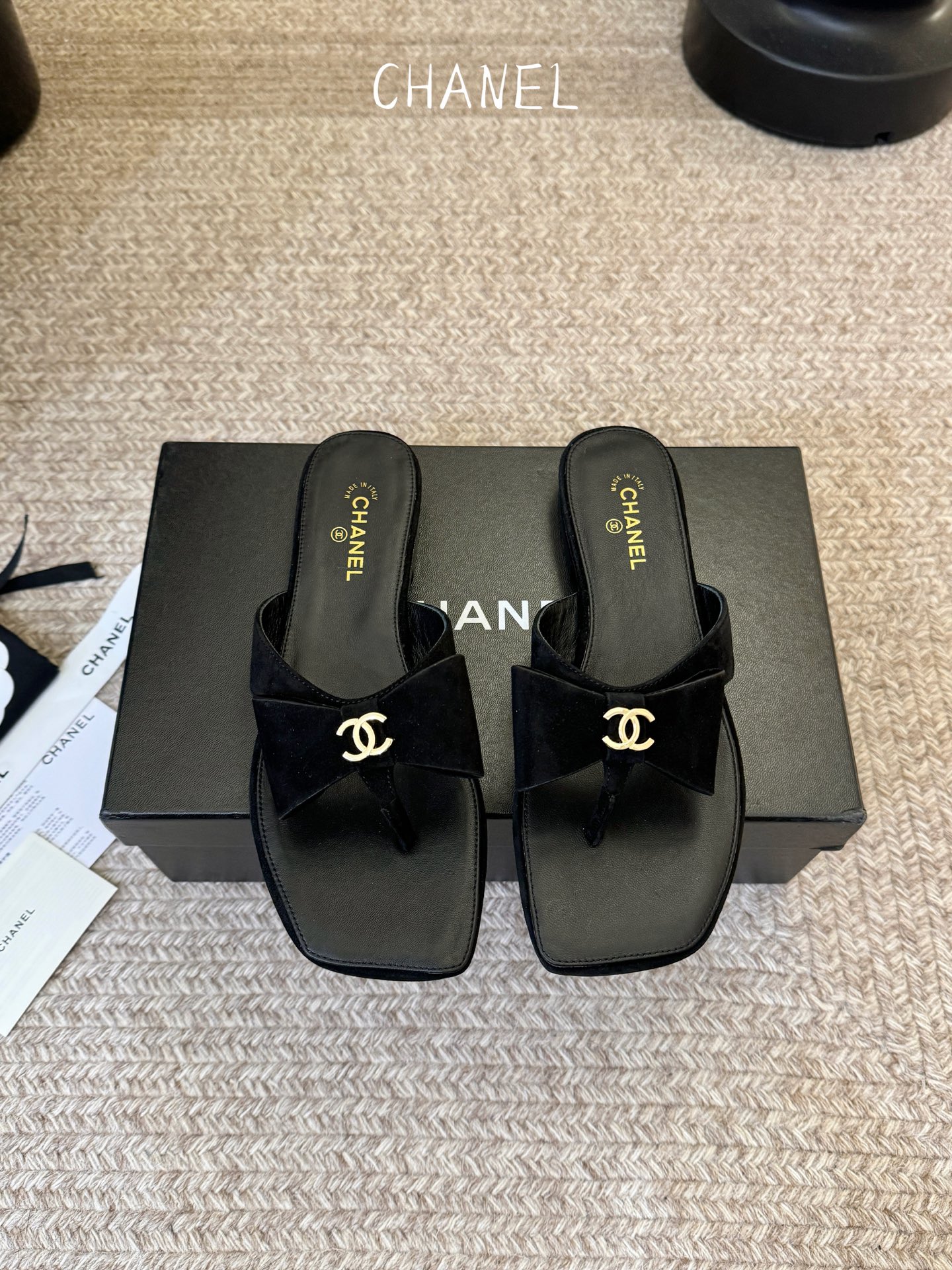 Chanel26SS新款蝴蝶夹脚凉拖双C夹脚凉拖｜春夏穿搭神器经典双C元素+极简夹脚设计，高级感拉满，软