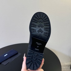 顶级的Prad* 普拉达 厚底骑士靴短靴时尚厚底休闲长靴 ,独到味道,人人都爱也轻松驾驭 每年都会爆. 顶级的Prad* 普拉达 厚底骑士靴短靴时尚厚底休闲长靴 ,独到味道,人人都爱也轻松驾驭 每年都会爆.