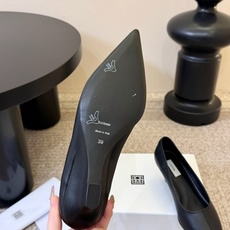Totem*新款尖头穆勒坡跟高跟鞋鞋面选用细腻的哑光皮革,触感柔软且质感高级;鞋身无多余装饰,仅以简洁的 Totem*新款尖头穆勒坡跟高跟鞋鞋面选用细腻的哑光皮革,触感柔软且质感高级;鞋身无多余装饰,仅以简洁的