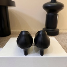 Totem*新款尖头穆勒坡跟高跟鞋鞋面选用细腻的哑光皮革,触感柔软且质感高级;鞋身无多余装饰,仅以简洁的 Totem*新款尖头穆勒坡跟高跟鞋鞋面选用细腻的哑光皮革,触感柔软且质感高级;鞋身无多余装饰,仅以简洁的