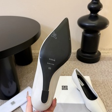 Totem*新款尖头穆勒坡跟高跟鞋鞋面选用细腻的哑光皮革,触感柔软且质感高级;鞋身无多余装饰,仅以简洁的 Totem*新款尖头穆勒坡跟高跟鞋鞋面选用细腻的哑光皮革,触感柔软且质感高级;鞋身无多余装饰,仅以简洁的