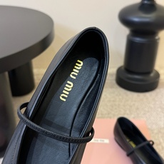 MiuMiu 缪缪 新款 走秀新款一脚蹬懒人鞋玛丽珍芭蕾舞鞋官方春夏走秀新款,时髦百搭·即可咸又可甜 一 MiuMiu 缪缪 新款 走秀新款一脚蹬懒人鞋玛丽珍芭蕾舞鞋官方春夏走秀新款,时髦百搭·即可咸又可甜 一