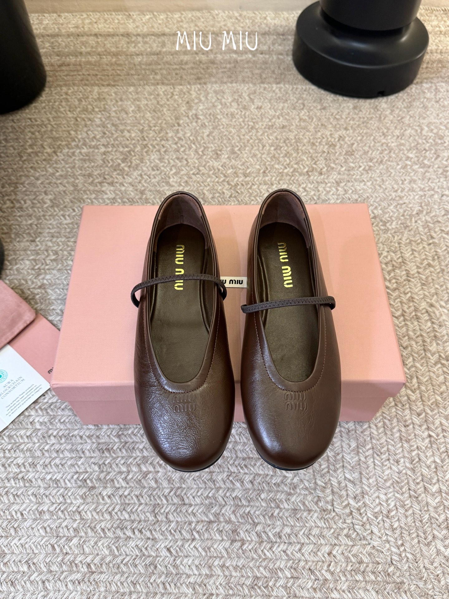 NO:905901,MiuMiu Miu Miu's new model, the new catwalk slip-on slip-on Mary Jane ballet shoes, the official spring and summer catwalk model, fashionable and versatile, can be salty or sweet, and does not rub your feet at all. Whether worn barefoot or with socks, it is super age-reducing and super versatile!  Fetal cow upper, sheepskin lining, Size# 35-39 (40.41 custom-made, non-refundable), ballet shoes, miumiu, mary jane, sheepskin, socks19860909MiuMiu 缪缪 新款 走秀新款一脚蹬懒人鞋玛丽珍芭蕾舞鞋 官方春夏走秀新款,时髦百搭·即可咸又可甜 一点也不磨脚 无论光脚穿还是搭配袜子穿都超级减龄 超级无敌百搭！ 鞋面胎牛 内里垫脚羊皮 Size# 35-39（40.41订做不退换）,芭蕾舞鞋,miumiu,mary jane,sheepskin,socks,Women's Shoes