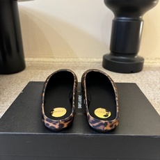 圣罗兰Saint Lauren* 新品平底小方头单鞋各种小裙子搭配起来 完全不挑脚型哦 Ysl Logo 圣罗兰Saint Lauren* 新品平底小方头单鞋各种小裙子搭配起来 完全不挑脚型哦 Ysl Logo