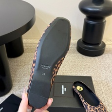 圣罗兰Saint Lauren* 新品平底小方头单鞋各种小裙子搭配起来 完全不挑脚型哦 Ysl Logo 圣罗兰Saint Lauren* 新品平底小方头单鞋各种小裙子搭配起来 完全不挑脚型哦 Ysl Logo