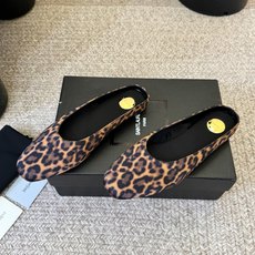 圣罗兰Saint Lauren* 新品平底小方头单鞋各种小裙子搭配起来 完全不挑脚型哦 Ysl Logo 圣罗兰Saint Lauren* 新品平底小方头单鞋各种小裙子搭配起来 完全不挑脚型哦 Ysl Logo