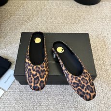 圣罗兰Saint Lauren* 新品平底小方头单鞋各种小裙子搭配起来 完全不挑脚型哦 Ysl Logo 圣罗兰Saint Lauren* 新品平底小方头单鞋各种小裙子搭配起来 完全不挑脚型哦 Ysl Logo