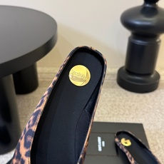 圣罗兰Saint Lauren* 新品平底小方头单鞋各种小裙子搭配起来 完全不挑脚型哦 Ysl Logo 圣罗兰Saint Lauren* 新品平底小方头单鞋各种小裙子搭配起来 完全不挑脚型哦 Ysl Logo