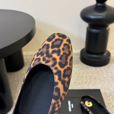 圣罗兰Saint Lauren* 新品平底小方头单鞋各种小裙子搭配起来 完全不挑脚型哦 Ysl Logo 圣罗兰Saint Lauren* 新品平底小方头单鞋各种小裙子搭配起来 完全不挑脚型哦 Ysl Logo