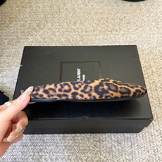 圣罗兰Saint Lauren* 新品平底小方头单鞋各种小裙子搭配起来 完全不挑脚型哦 Ysl Logo 圣罗兰Saint Lauren* 新品平底小方头单鞋各种小裙子搭配起来 完全不挑脚型哦 Ysl Logo