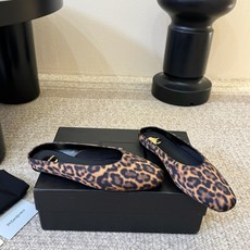 圣罗兰Saint Lauren* 新品平底小方头单鞋各种小裙子搭配起来 完全不挑脚型哦 Ysl Logo 圣罗兰Saint Lauren* 新品平底小方头单鞋各种小裙子搭配起来 完全不挑脚型哦 Ysl Logo