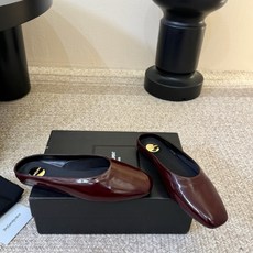 圣罗兰Saint Lauren* 新品平底小方头单鞋各种小裙子搭配起来 完全不挑脚型哦 Ysl Logo 圣罗兰Saint Lauren* 新品平底小方头单鞋各种小裙子搭配起来 完全不挑脚型哦 Ysl Logo