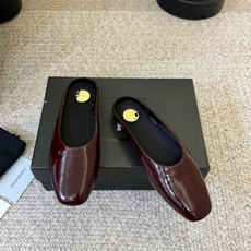 圣罗兰Saint Lauren* 新品平底小方头单鞋各种小裙子搭配起来 完全不挑脚型哦 Ysl Logo 圣罗兰Saint Lauren* 新品平底小方头单鞋各种小裙子搭配起来 完全不挑脚型哦 Ysl Logo