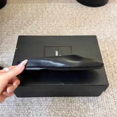 圣罗兰Saint Lauren* 新品平底小方头单鞋各种小裙子搭配起来 完全不挑脚型哦 Ysl Logo 圣罗兰Saint Lauren* 新品平底小方头单鞋各种小裙子搭配起来 完全不挑脚型哦 Ysl Logo