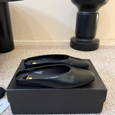 圣罗兰Saint Lauren* 新品平底小方头单鞋各种小裙子搭配起来 完全不挑脚型哦 Ysl Logo 圣罗兰Saint Lauren* 新品平底小方头单鞋各种小裙子搭配起来 完全不挑脚型哦 Ysl Logo