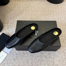 圣罗兰Saint Lauren* 新品平底小方头单鞋各种小裙子搭配起来 完全不挑脚型哦 Ysl Logo 圣罗兰Saint Lauren* 新品平底小方头单鞋各种小裙子搭配起来 完全不挑脚型哦 Ysl Logo