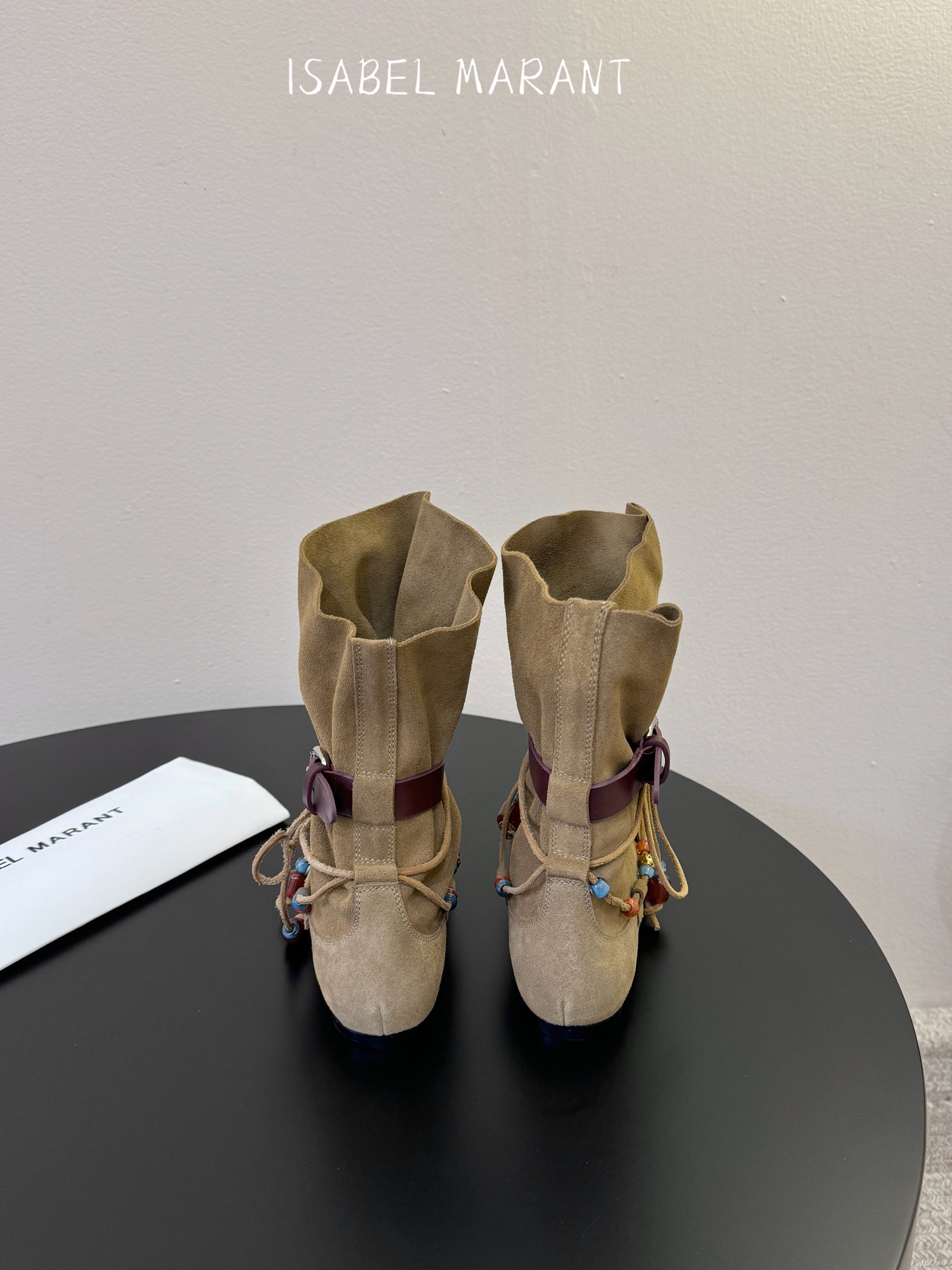 isabel marant 新款秀场 “酷奢游牧风，图腾刺绣与串珠流苏等丰富了款式的呈现，或粗犷、或细腻