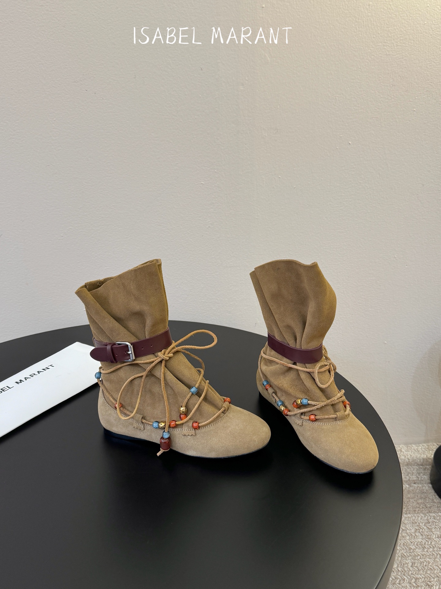isabel marant 新款秀场 “酷奢游牧风，图腾刺绣与串珠流苏等丰富了款式的呈现，或粗犷、或细腻