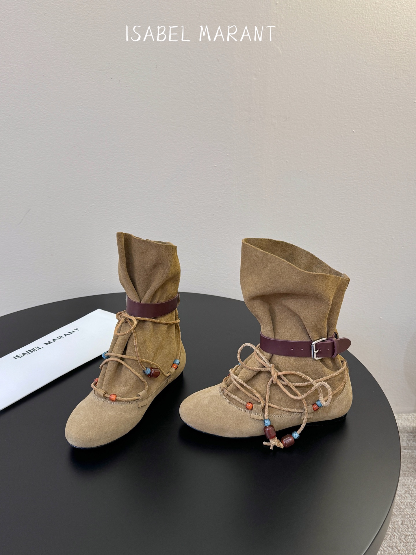 isabel marant 新款秀场 “酷奢游牧风，图腾刺绣与串珠流苏等丰富了款式的呈现，或粗犷、或细腻