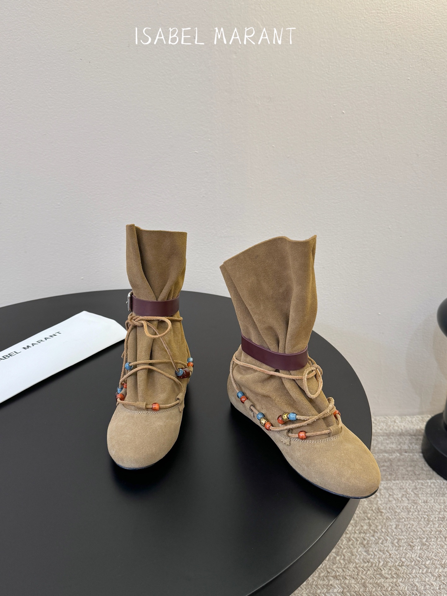 isabel marant 新款秀场 “酷奢游牧风，图腾刺绣与串珠流苏等丰富了款式的呈现，或粗犷、或细腻