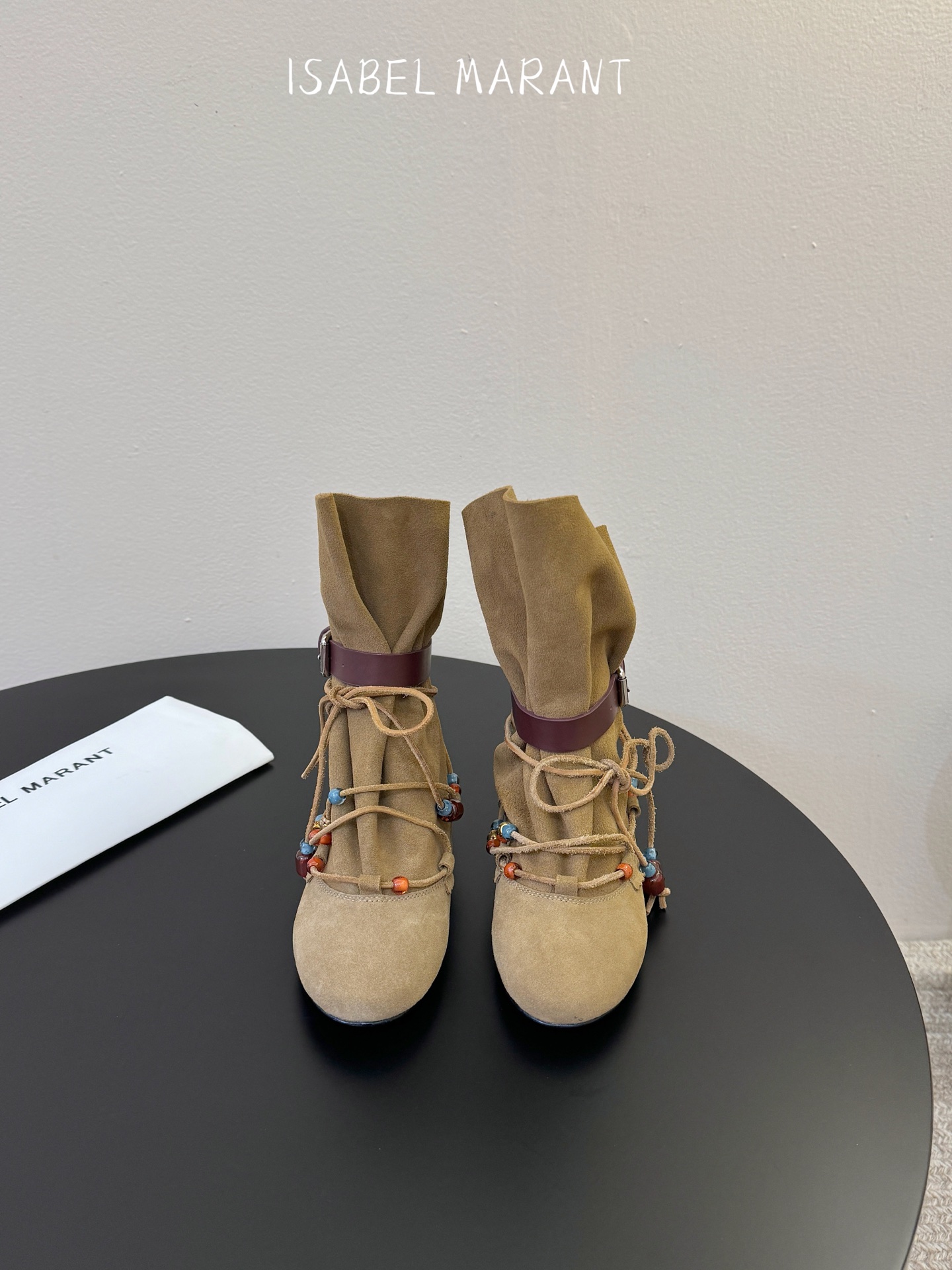isabel marant 新款秀场 “酷奢游牧风，图腾刺绣与串珠流苏等丰富了款式的呈现，或粗犷、或细腻
