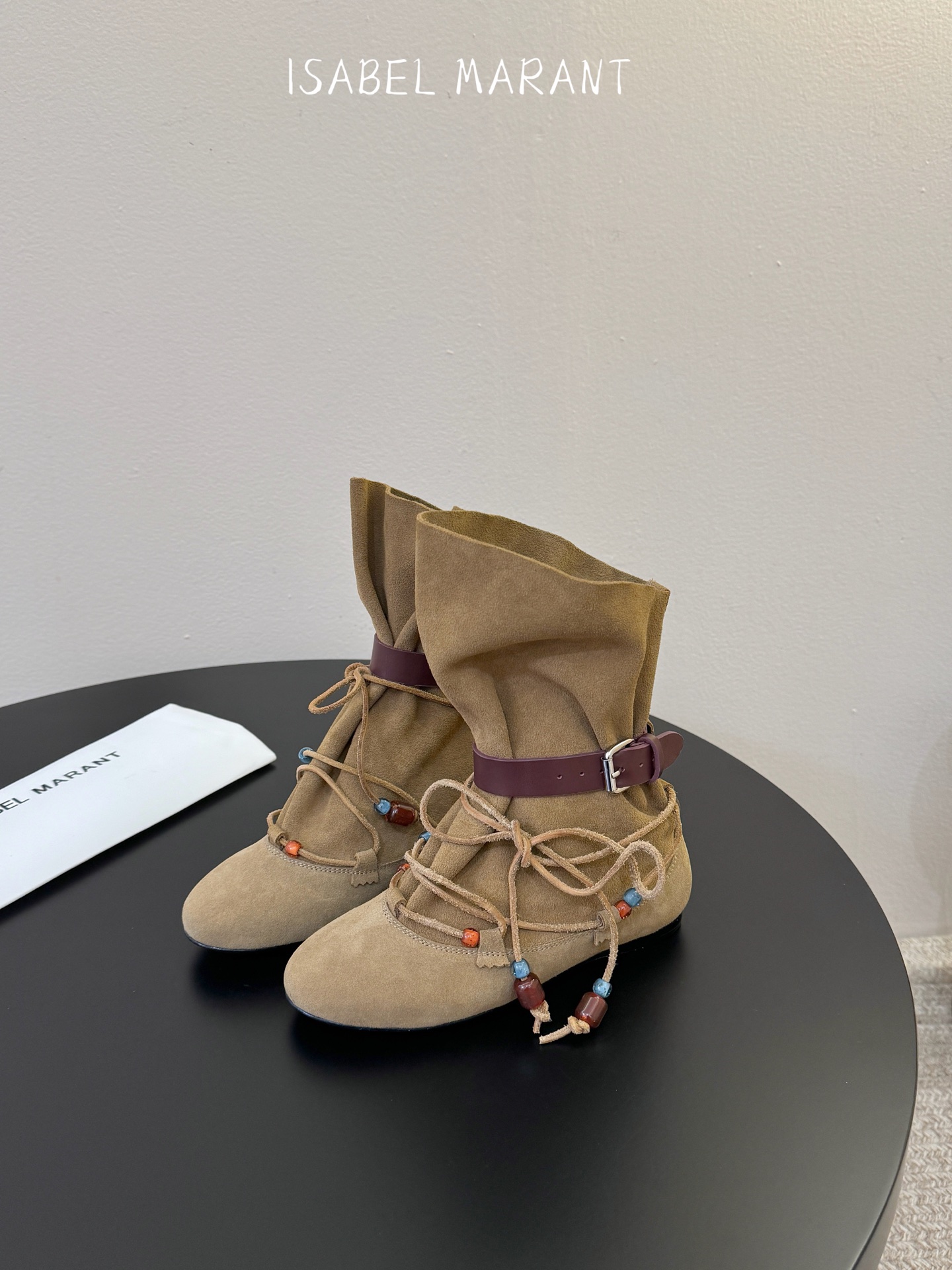 isabel marant 新款秀场 “酷奢游牧风，图腾刺绣与串珠流苏等丰富了款式的呈现，或粗犷、或细腻
