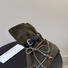 isabel marant 新款秀场 “酷奢游牧风,图腾刺绣与串珠流苏等丰富了款式的呈现,或粗犷、或细腻 isabel marant 新款秀场 “酷奢游牧风,图腾刺绣与串珠流苏等丰富了款式的呈现,或粗犷、或细腻