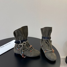 isabel marant 新款秀场 “酷奢游牧风,图腾刺绣与串珠流苏等丰富了款式的呈现,或粗犷、或细腻 isabel marant 新款秀场 “酷奢游牧风,图腾刺绣与串珠流苏等丰富了款式的呈现,或粗犷、或细腻