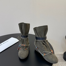 isabel marant 新款秀场 “酷奢游牧风,图腾刺绣与串珠流苏等丰富了款式的呈现,或粗犷、或细腻 isabel marant 新款秀场 “酷奢游牧风,图腾刺绣与串珠流苏等丰富了款式的呈现,或粗犷、或细腻