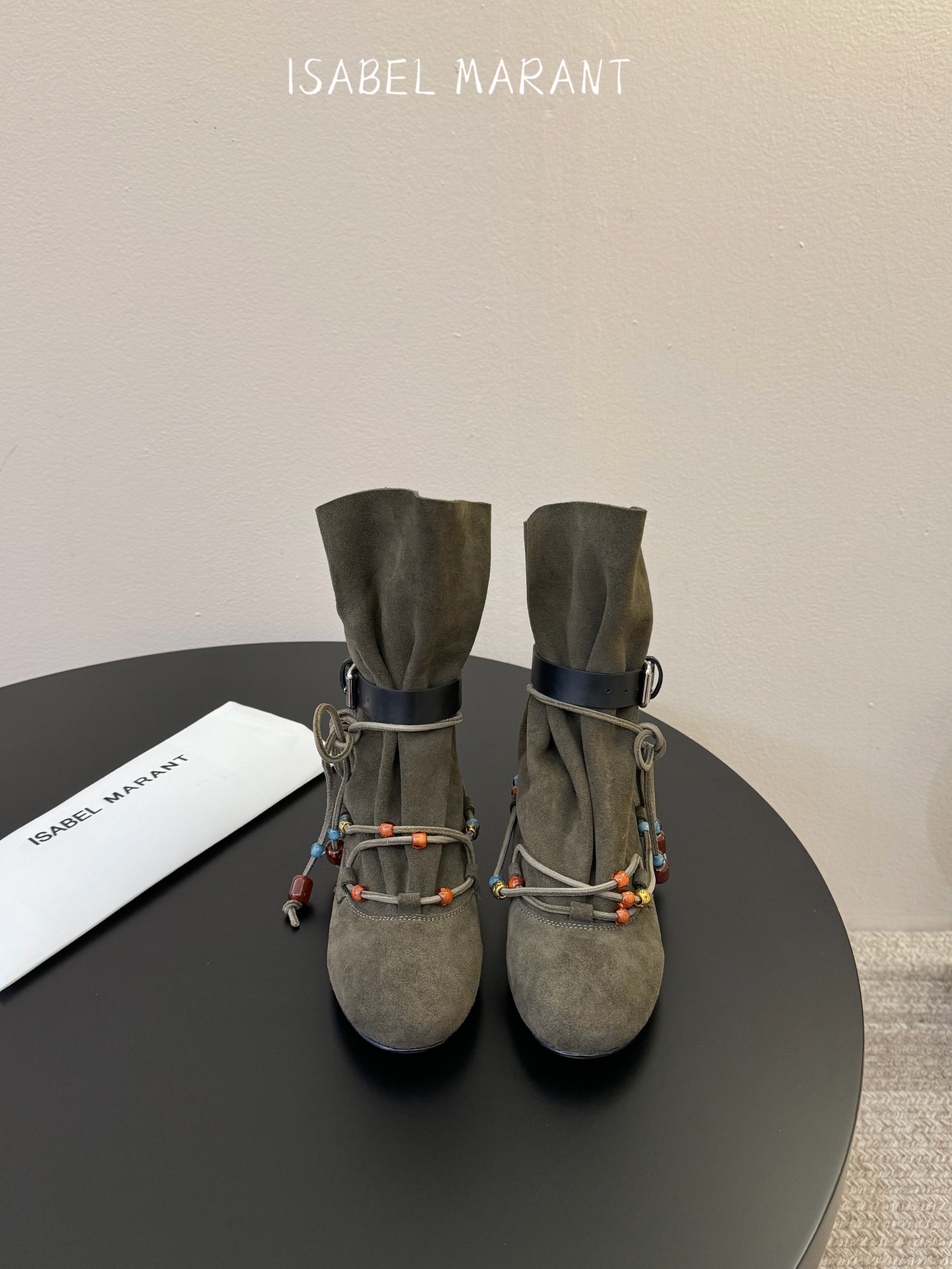 isabel marant 新款秀场 “酷奢游牧风，图腾刺绣与串珠流苏等丰富了款式的呈现，或粗犷、或细腻