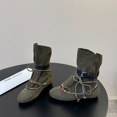 isabel marant 新款秀场 “酷奢游牧风,图腾刺绣与串珠流苏等丰富了款式的呈现,或粗犷、或细腻 isabel marant 新款秀场 “酷奢游牧风,图腾刺绣与串珠流苏等丰富了款式的呈现,或粗犷、或细腻