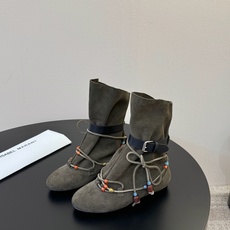 isabel marant 新款秀场 “酷奢游牧风,图腾刺绣与串珠流苏等丰富了款式的呈现,或粗犷、或细腻 isabel marant 新款秀场 “酷奢游牧风,图腾刺绣与串珠流苏等丰富了款式的呈现,或粗犷、或细腻