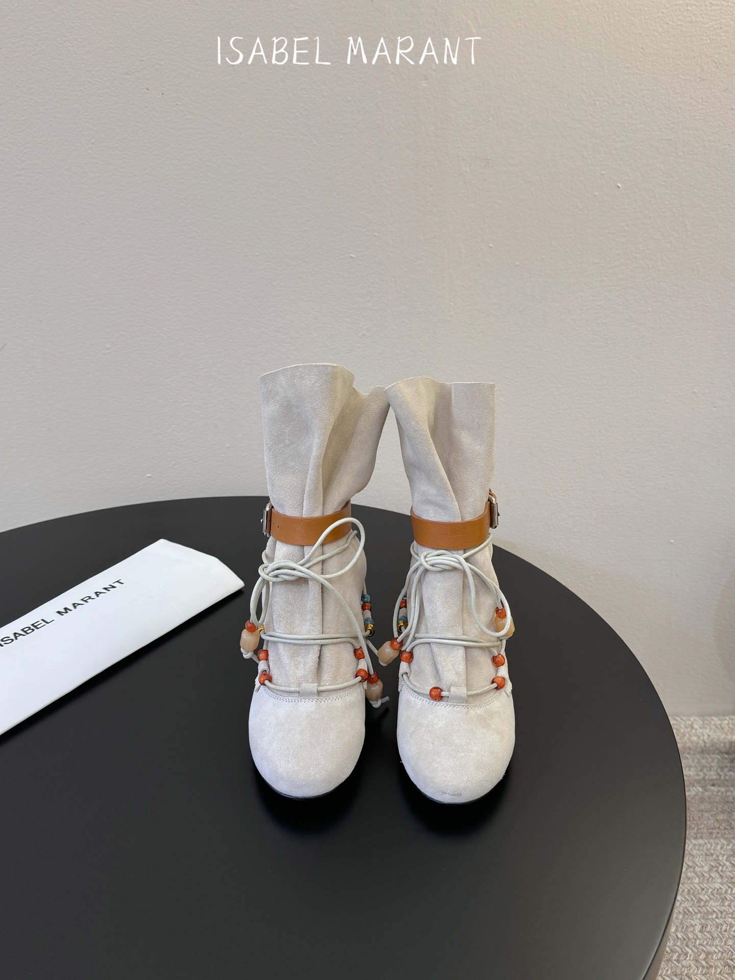 isabel marant 新款秀场 “酷奢游牧风，图腾刺绣与串珠流苏等丰富了款式的呈现，或粗犷、或细腻