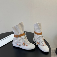 isabel marant 新款秀场 “酷奢游牧风,图腾刺绣与串珠流苏等丰富了款式的呈现,或粗犷、或细腻 isabel marant 新款秀场 “酷奢游牧风,图腾刺绣与串珠流苏等丰富了款式的呈现,或粗犷、或细腻